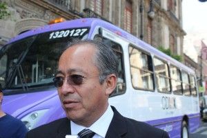 El director de Autobuses Troncales Lomas (Atrolsa), José Luis Pérez Romero, solicitó la intervención de la Semovi en este conflicto para no generar enfrentamientos entre transportistas.