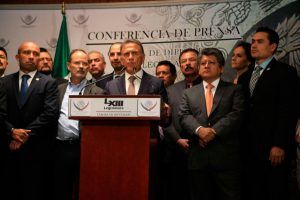 Miguel Ángel Yunes presentó ante diputados federales su constancia de mayoría como gobernador electo de Veracruz y dijo que no habrá perdón para los gobiernos que lucraron con el recurso público.