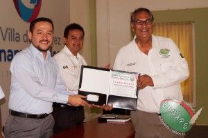 Presidente Internacional de CONAPE, Raúl González y el Coordinador de Com. Social en el Edo. de Colima, entregan nombramiento a Mario Gaitán como Vicepresidente de CONAPE en Colima
